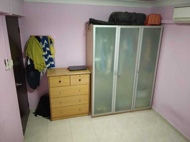 Common room is available for 1 male person sharing in Blk 212 Bukit Batok st 21
