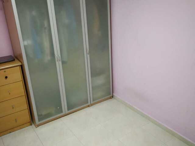 Common room is available for 1 male person sharing in Blk 212 Bukit Batok st 21