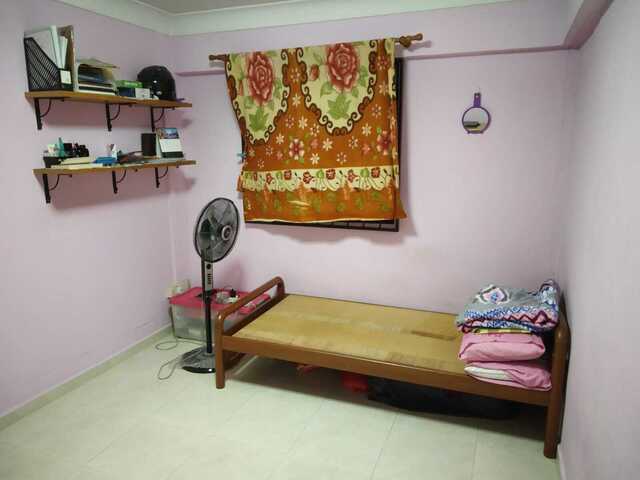 Common room is available for 1 male person sharing in Blk 212 Bukit Batok st 21