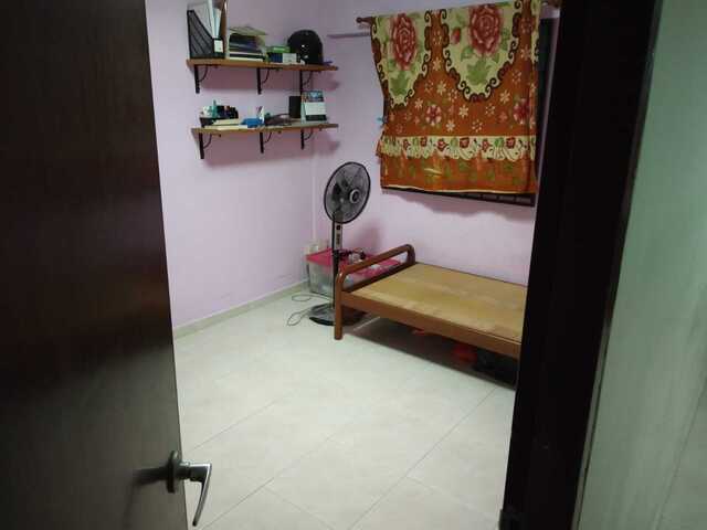 Common room is available for 1 male person sharing in Blk 212 Bukit Batok st 21