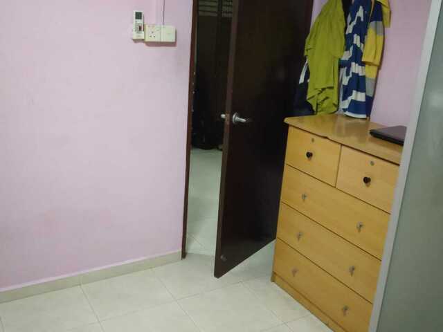 Common room is available for 1 male person sharing in Blk 212 Bukit Batok st 21