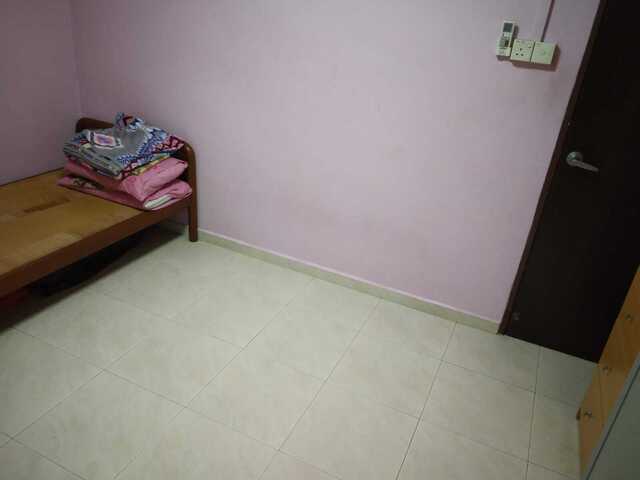 Common room is available for 1 male person sharing in Blk 212 Bukit Batok st 21