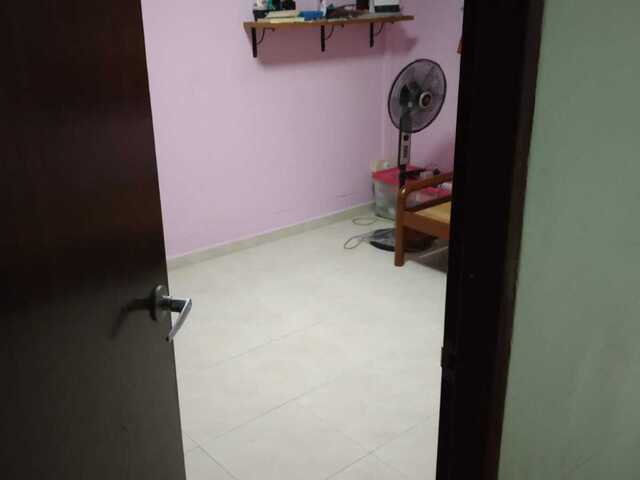 Common room is available for 1 male person sharing in Blk 212 Bukit Batok st 21