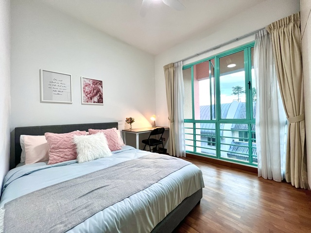 Only for FEMALE CO LIVING , No AGENT FEE ! Cashew MRT blue line, 3 huge malls and coffeeshops beside