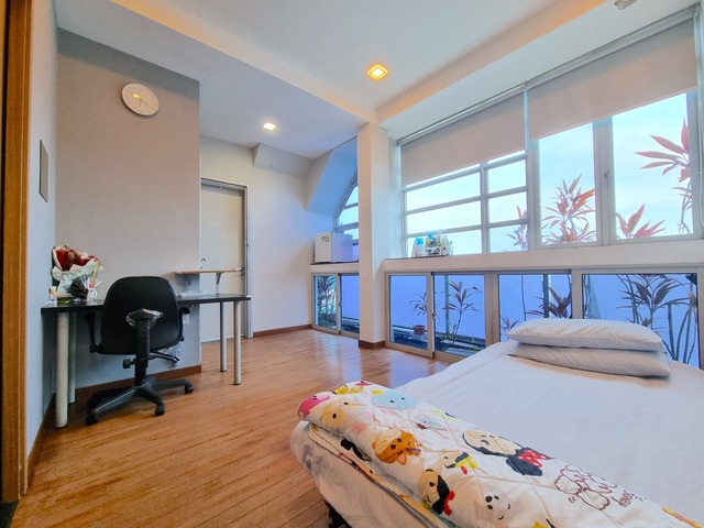 Penthouse Skyroom with rooftop pool and jacuzzi, near Kembangan MRT, EW line