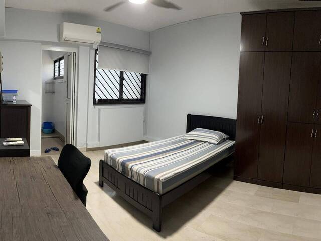 BUKIT BATOK MRT (NS2) MASTERBEDROOM