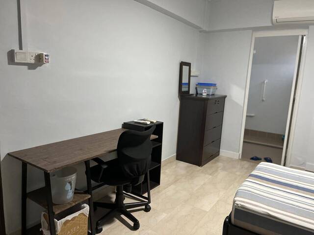 BUKIT BATOK MRT (NS2) MASTERBEDROOM