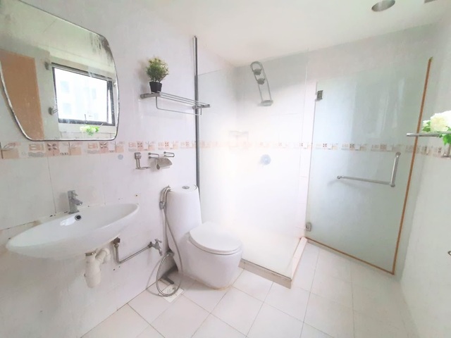 Nicely Furnish En-suite Master Room @ Tiong Bahru MRT .