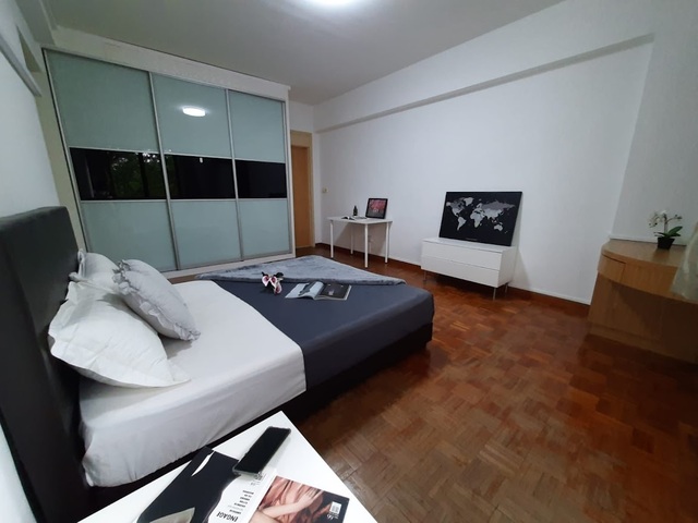 Nicely Furnish En-suite Master Room @ Tiong Bahru MRT .