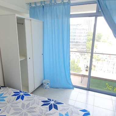 Centrally Located Room with PRIVATE BALCONY for 1Pax!