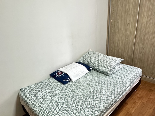 Looking for 1 female (room sharing)