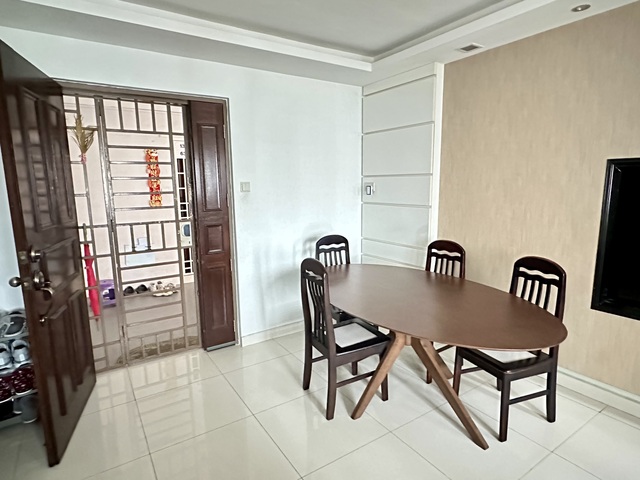 Looking for 1 female (room sharing)