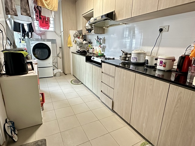 Looking for 1 female (room sharing)