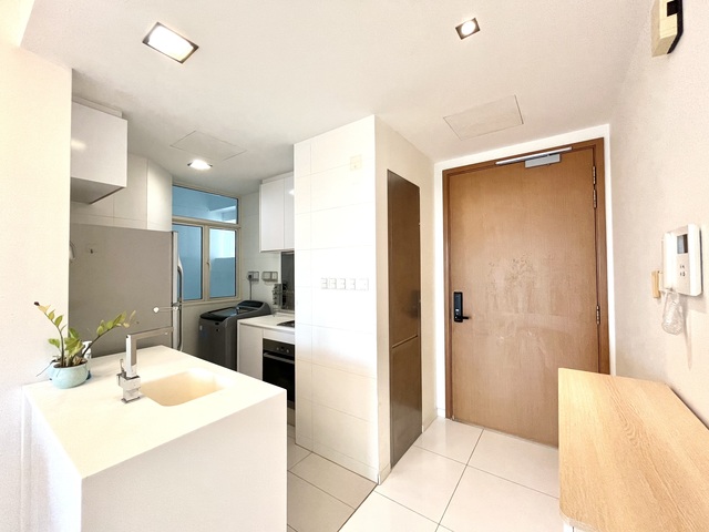 Unblocked 1-bedroom Condo Near King Albert Park MRT and SIM