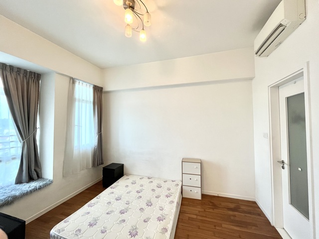 Unblocked 1-bedroom Condo Near King Albert Park MRT and SIM