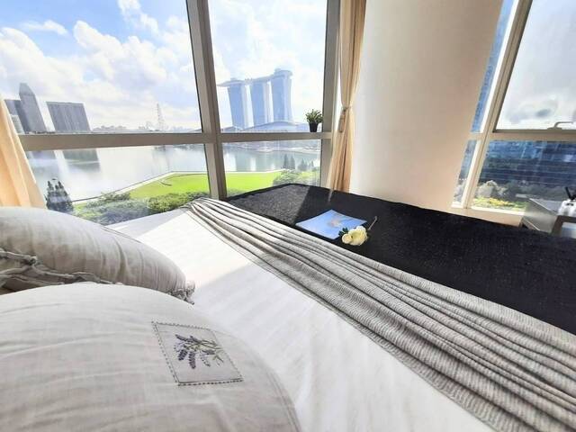 Just Inside CBD - En Suite Big Master Room @ Raffles Quay / Marina Bay MRT...