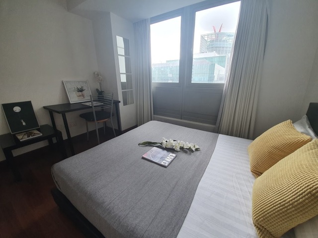 Raffles place MRT - High floor Queen Room @ Central Business District
