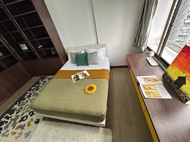 Opposite to Tiong Bahru MRT - Nicely Furnish Cosy Queen Room