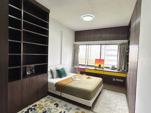 Opposite to Tiong Bahru MRT - Nicely Furnish Cosy Queen Room