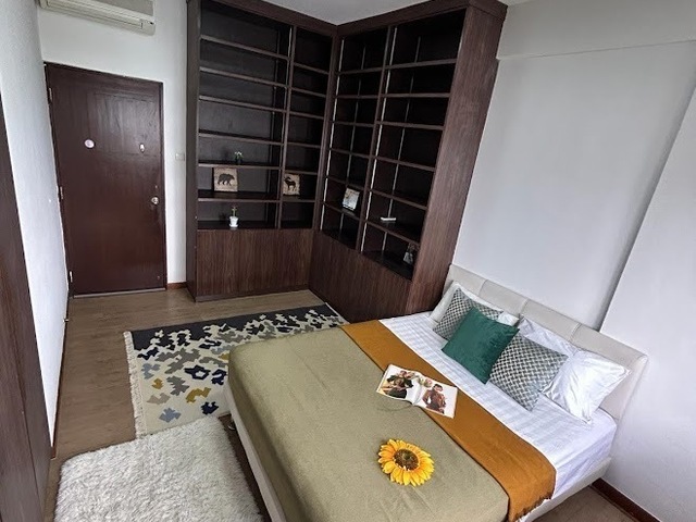 Opposite to Tiong Bahru MRT - Nicely Furnish Cosy Queen Room