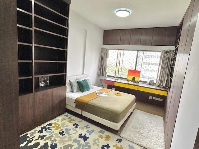 Opposite to Tiong Bahru MRT - Nicely Furnish Cosy Queen Room