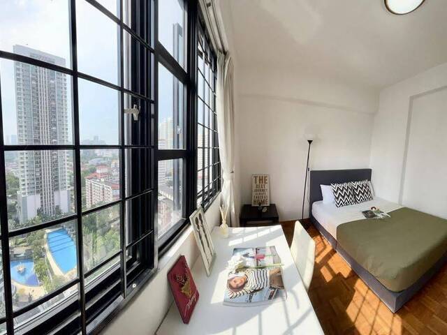 Tiong Bahru MRT 3 Mins - Nicely Furnished Queen Room .