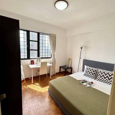 Tiong Bahru MRT 3 Mins - Nicely Furnished Queen Room .