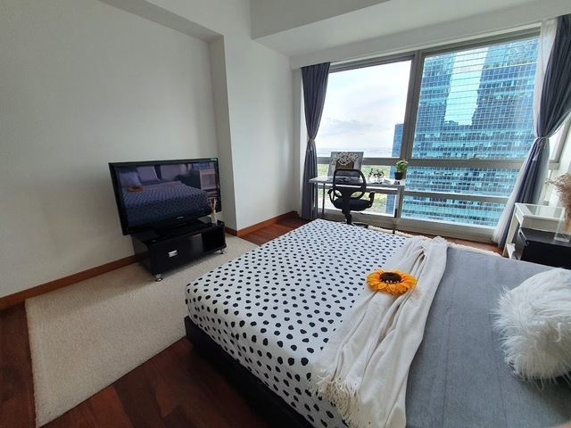 Tastefully Appointed CBD Condo Master Room with Private Bathroom , Downtown Line