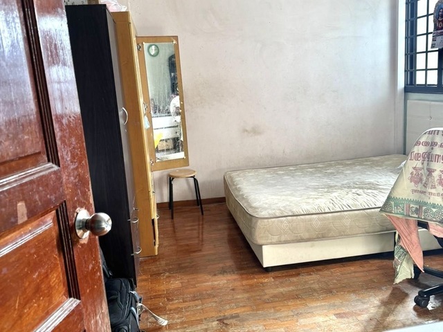 All-female House: Spacious Common Room with Free Cleaning Service at Jurong East