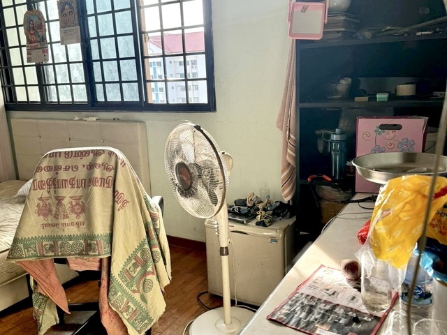 All-female House: Spacious Common Room with Free Cleaning Service at Jurong East