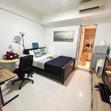 High Floor Large Queen Room with Private bathroom