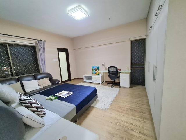 Newly Furnished Big Master Room with attached bathroom - Tiong Bahru