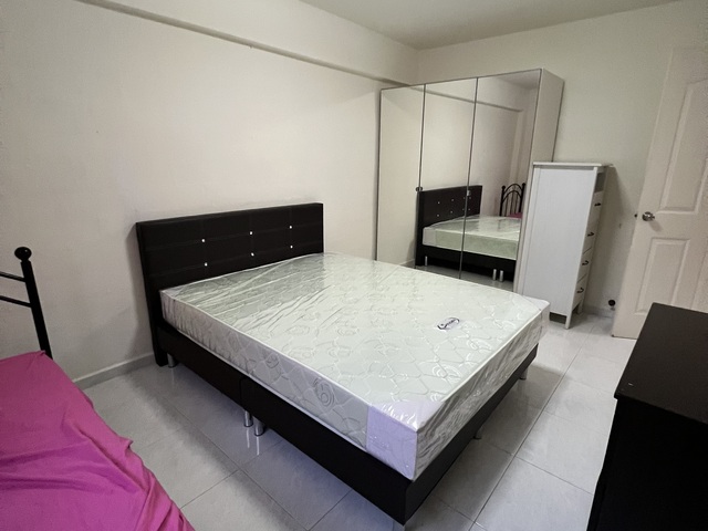 2 bedrooms, 1 living room, kitchen fully furnished for rent . I toilet . near commonwealth MRT