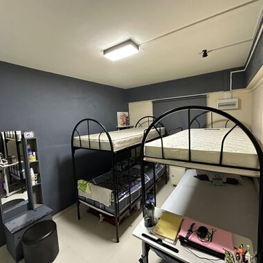 Looking for female sharing room