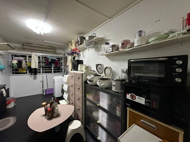 Looking for female sharing room