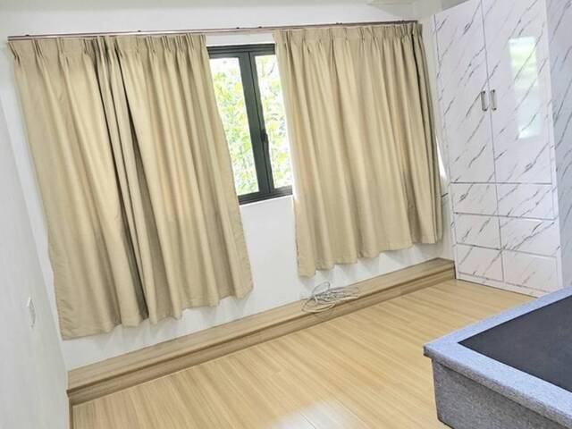 Ensuite room at 48a jalan eunos for rent! Aircon wifi!