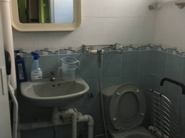 Master bedroom near Clementi MRT available for rent