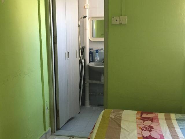 Master bedroom near Clementi MRT available for rent