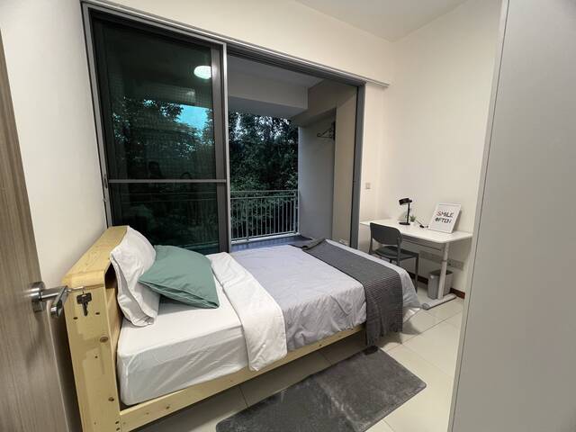 5 Bedroom 3 Bathrooms Condominium