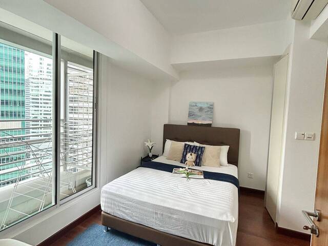 3 Bedroom Sea View and Marina Bay Sands - Super High Floor Unit , Newly Furnished Unit