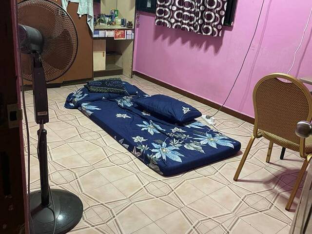 Room for sharing with male guys at Jurong East