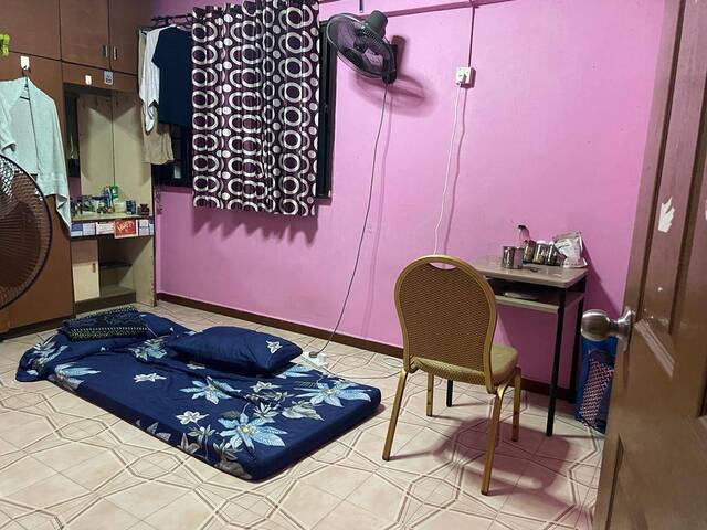 Room for sharing with male guys at Jurong East
