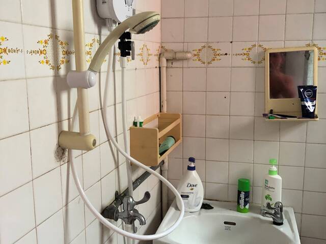 Room for sharing with male guys at Jurong East