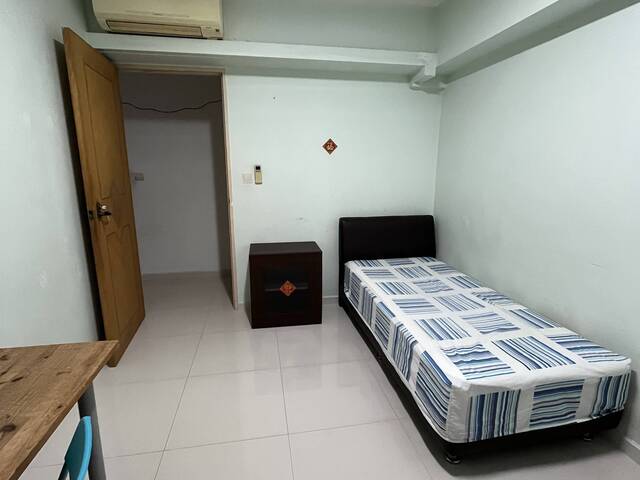 Common room at 79e Toa Payoh central for rent! Aircon wifi!