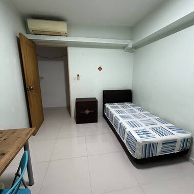 Common room at 79e Toa Payoh central for rent! Aircon wifi!