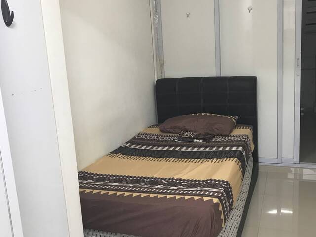 Nice Condo Rooms for rent, (NO OWNER STAYING) @ Clementi Road, Pine Grove. (NEAR SIM, NUS)