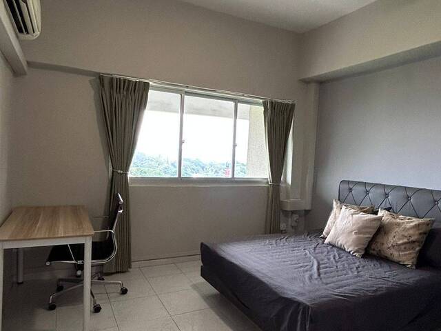 Cozy room for rent near NUS