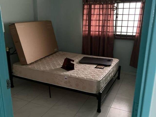 Common room at 231 compassvale walk for rent! Aircon wifi!