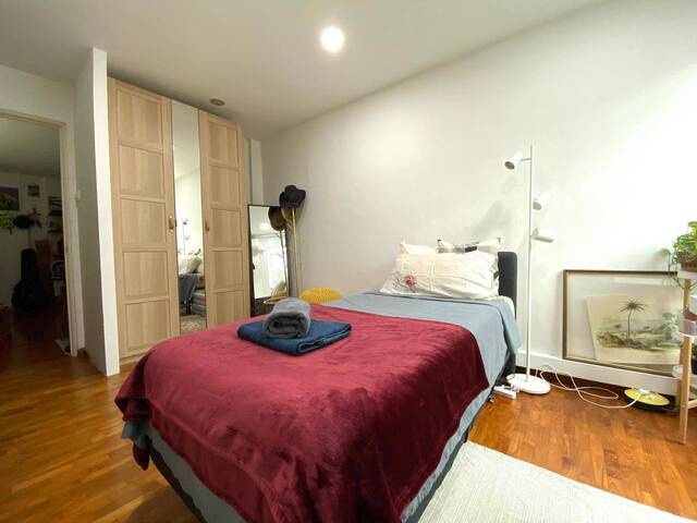 Heritage ground floor garden room in 2 person only flat share