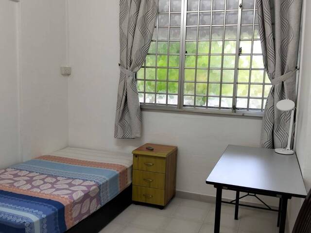 Near Serangoon MRT! Common room at 335 Serangoon Avenue 3 for rent! Aircon wifi!